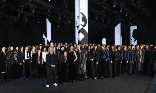 Emporio Armani Sonbahar/Kış 2025 Defilesi'nden Giorgio Armani ve Modeller
