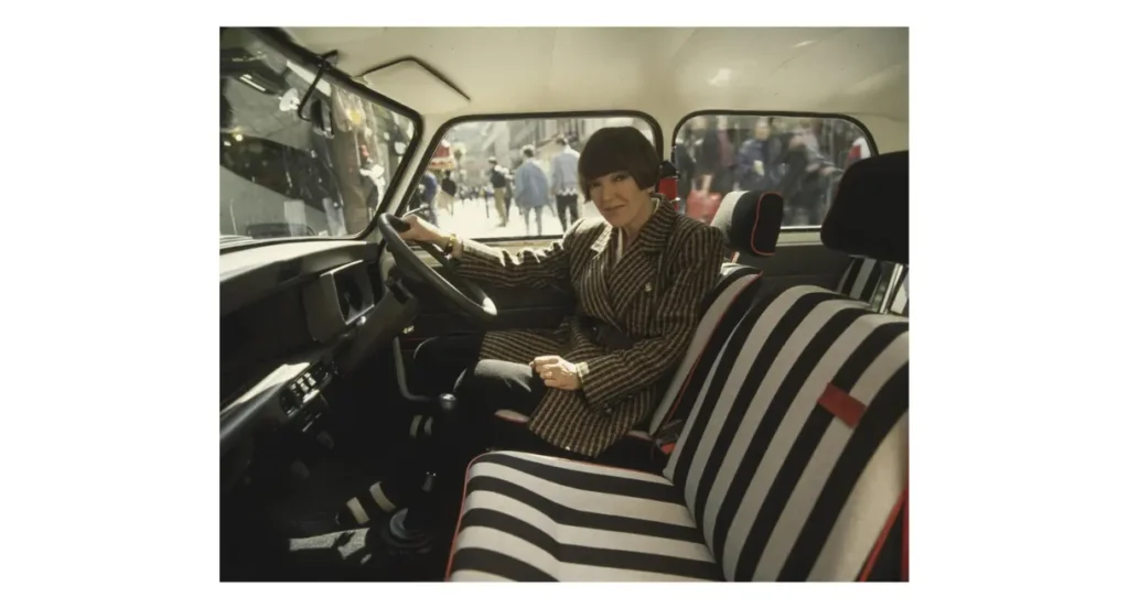 Mary Quant, özel tasarım Mini’si ile (1988)