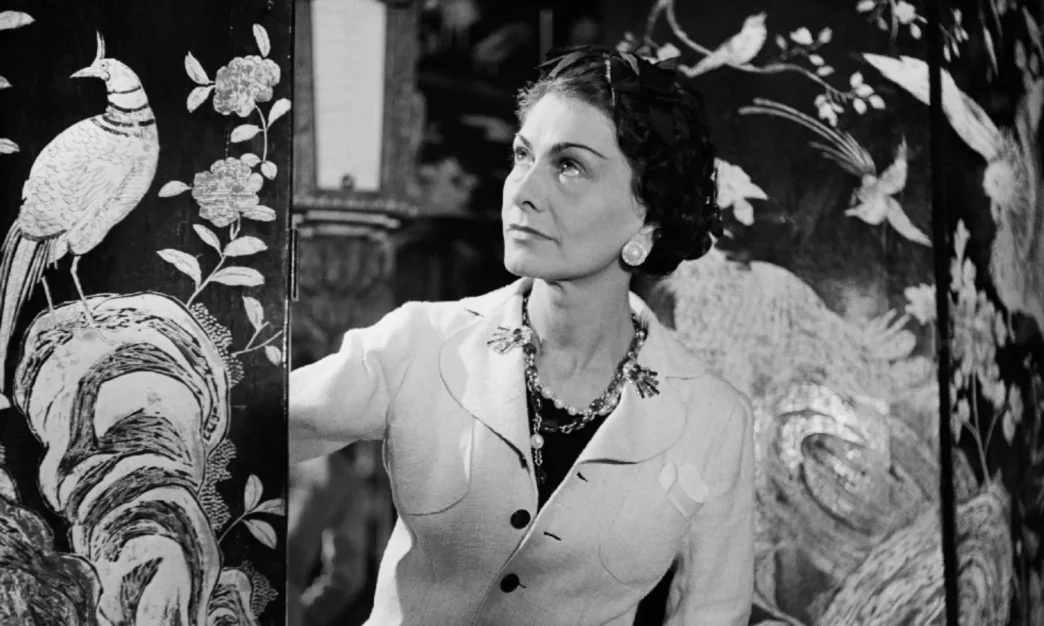 Gabrielle Chanel, Coromandel lake paravanların önünde - 31 rue Cambon, Paris'te, 1937 (Fotoğraf: Boris Lipnitzki / Roger-Viollet)