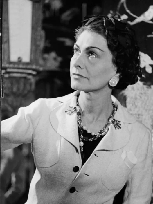 Gabrielle Chanel, Coromandel lake paravanların önünde - 31 rue Cambon, Paris'te, 1937 (Fotoğraf: Boris Lipnitzki / Roger-Viollet)