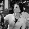 Gabrielle Chanel, Coromandel lake paravanların önünde - 31 rue Cambon, Paris'te, 1937 (Fotoğraf: Boris Lipnitzki / Roger-Viollet)