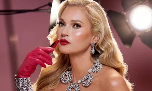 Kate Moss, Charlotte Tilbury için kamera karşısında.